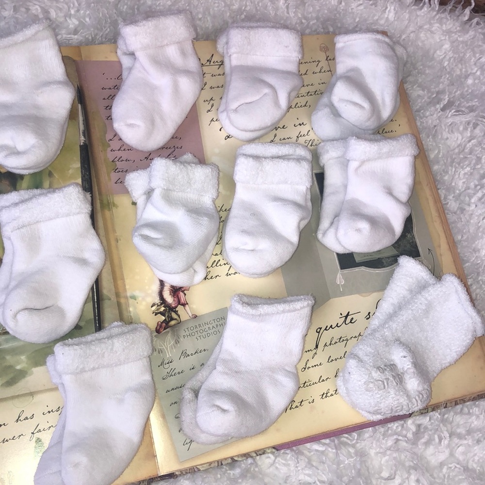 👶🏽 11 pairs of newborn socks